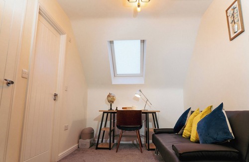 Nuneaton House | Luxury 4Bed Townhouse - Parking