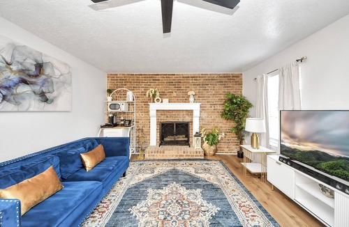 Barker House | Luxury 4BR/2.5BA Katy Home Sleeps 10 + Game Room + Yard