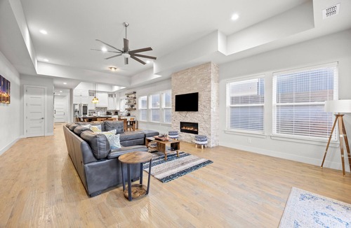 Old East Dallas House | Luxury 4BR Dallas Home/5 Mins DT/Private Yard