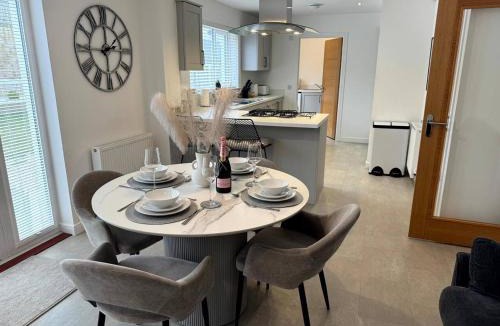 Hamilton House | Luxury 4BR Detached Exec Home