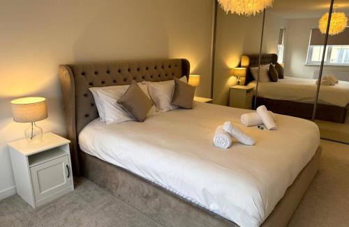 Hamilton House | Luxury 4BR Detached Exec Home