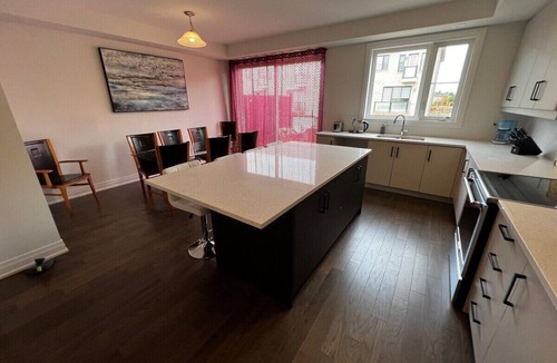 Newmarket House | Luxury 4BR En Suite Home with High-End Furniture