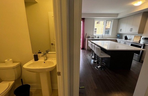 Newmarket House | Luxury 4BR En Suite Home with High-End Furniture