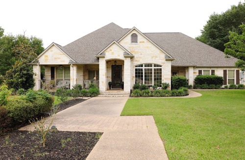 Williams Creek House | Luxury 4BR Estate on 1 Acre OutdoornKitchen & Fireplace Close To Kyle Field