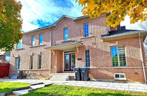Churchill Meadows House | Luxury 4BR Family Home, Sleeps 8 plus Private Fence