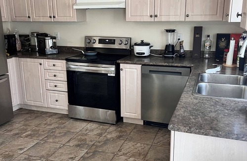 Vaughan House | Luxury 4BR Family Home in Vaughan – Free Parking & WiFi”