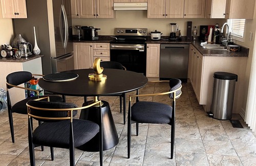 Vaughan House | Luxury 4BR Family Home in Vaughan – Free Parking & WiFi”