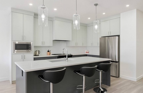 Southeast Calgary House | Luxury 4BR Home | Near Calgary Downtown & Parks