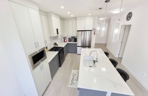 Southeast Calgary House | Luxury 4BR Home | Near Calgary Downtown & Parks