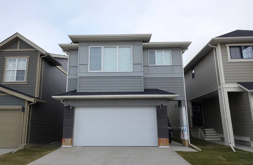 Southeast Calgary House | Luxury 4BR Home | Near Calgary Downtown & Parks