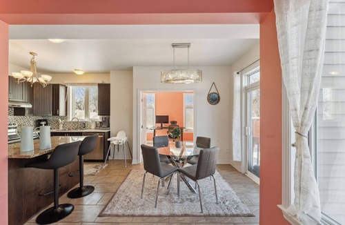 Ottawa Division House | Luxury 4BR Home, Sleeps 10, Private & Near Shops in Ottawa