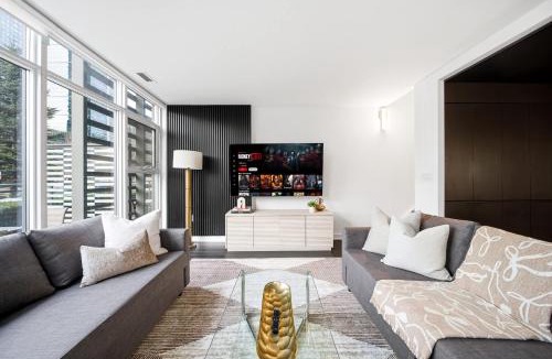 CityPlace House | Luxury 4BR Home Sleeps 14 with Parking