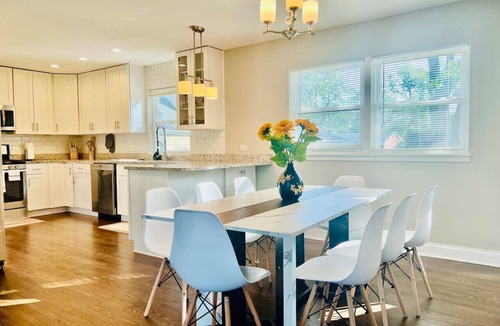 Elmhurst House | Luxury 4BR Home w/Pool Table &Beautiful Kitchen