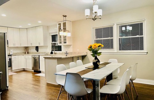 Elmhurst House | Luxury 4BR Home w/Pool Table &Beautiful Kitchen