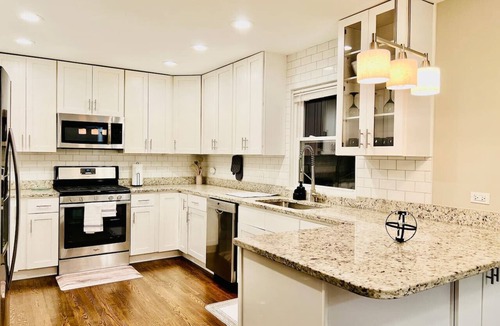 Elmhurst House | Luxury 4BR Home w/Pool Table &Beautiful Kitchen