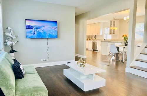 Elmhurst House | Luxury 4BR Home w/Pool Table &Beautiful Kitchen