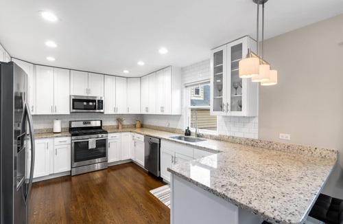 Elmhurst House | Luxury 4BR Home w/Pool Table &Beautiful Kitchen