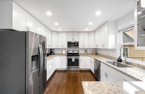 Elmhurst House | Luxury 4BR Home w/Pool Table &Beautiful Kitchen