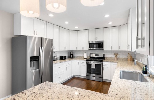 Elmhurst House | Luxury 4BR Home w/Pool Table &Beautiful Kitchen