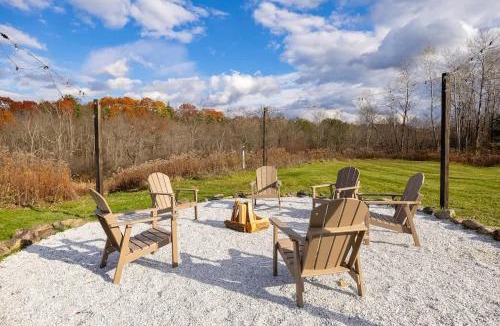 Old Chatham House | Luxury 4BR in Hudson Valley on a 8 Acre Estate - Hot Tub, Large Firepit, Oversized 38 Ft Deck!
