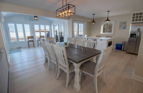 Port McNicoll Cottage | Luxury 4BR Lakefront Cottage W/Sauna & Dock!