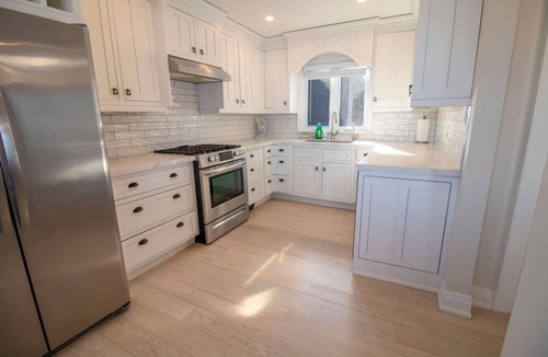 Port McNicoll Cottage | Luxury 4BR Lakefront Cottage W/Sauna & Dock!