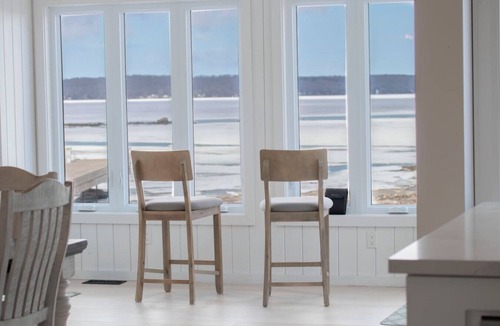 Port McNicoll Cottage | Luxury 4BR Lakefront Cottage W/Sauna & Dock!