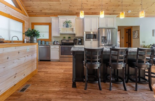 Makanda Cabin | Luxury 4BR Log Cabin Near SIU & Wine Trail