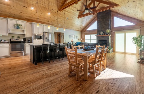 Makanda Cabin | Luxury 4BR Log Cabin Near SIU & Wine Trail