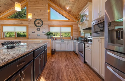 Makanda Cabin | Luxury 4BR Log Cabin Near SIU & Wine Trail