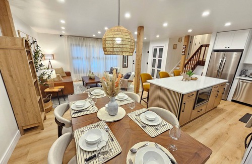 Waukegan House | Luxury 4BR near Six Flags & Naval Base