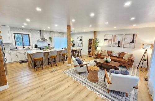 Waukegan House | Luxury 4BR near Six Flags & Naval Base