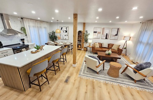 Waukegan House | Luxury 4BR near Six Flags & Naval Base