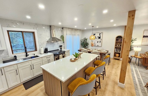 Waukegan House | Luxury 4BR near Six Flags & Naval Base
