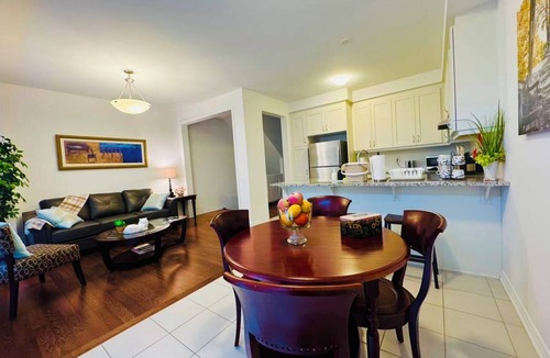 Oakville House | Luxury 4BR Oakville Townhome + 3 Free Parking