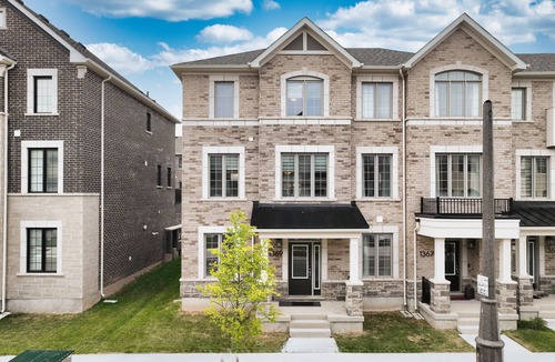 Oakville House | Luxury 4BR Oakville Townhome + 3 Free Parking