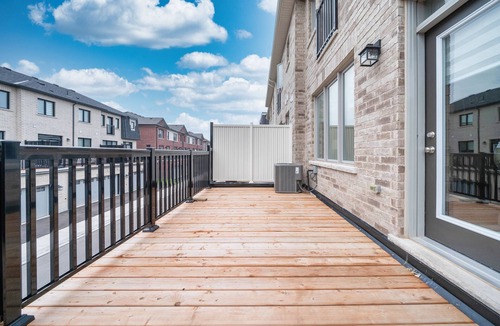 Oakville House | Luxury 4BR Oakville Townhome + 3 Free Parking