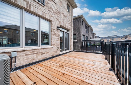 Oakville House | Luxury 4BR Oakville Townhome + 3 Free Parking