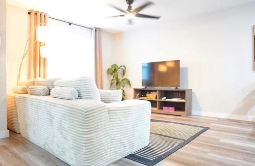 Mesquite House | Luxury 4BR Retreat 10 Mins to Downtown & Lake
