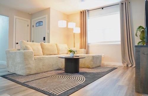 Mesquite House | Luxury 4BR Retreat 10 Mins to Downtown & Lake