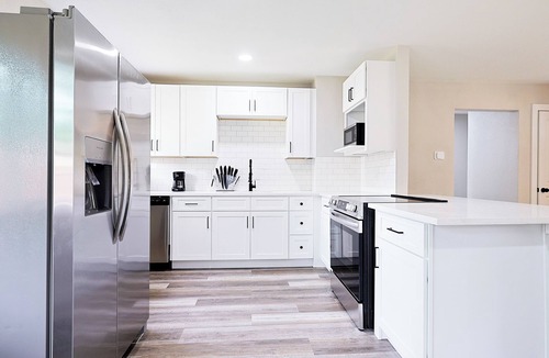 Mesquite House | Luxury 4BR Retreat – 10 Min to Downtown & Lake