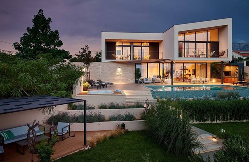 Sucuraj Villa | Luxury 4BR Seafront Villa with Pool and Jacuzzi