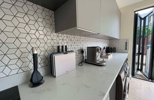 Streatham Condo | Luxury 4BR Smart Home - Garden - Designer Kitchen