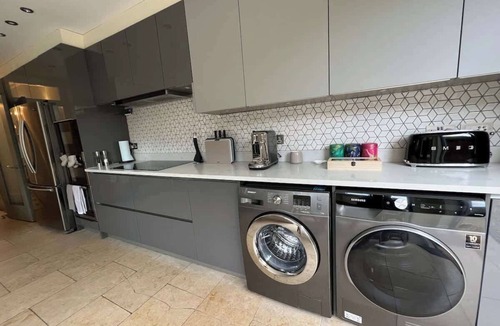 Streatham Condo | Luxury 4BR Smart Home - Garden - Designer Kitchen