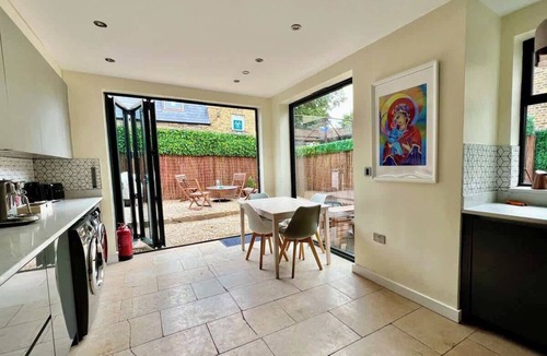 Streatham Condo | Luxury 4BR Smart Home - Garden - Designer Kitchen