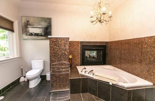 Caledon House | Luxury 4BR Stay with Swim Spa, Golf and Fireplaces