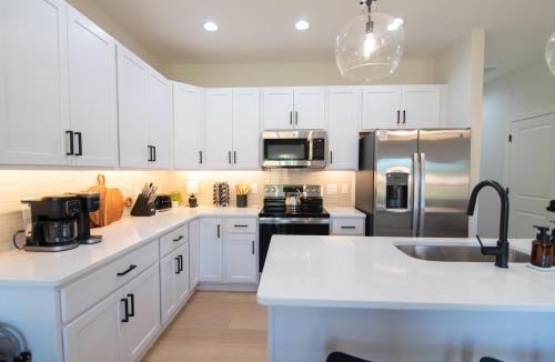 Lynchburg House | Luxury 4BR Townhome 8 Min to Liberty Sleeps 8