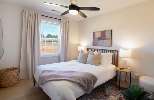 Lynchburg House | Luxury 4BR Townhome 8 Min to Liberty Sleeps 8