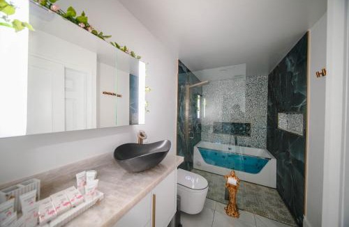 Tamiami Apartment | Luxury 4BR Villa Hot Tubs Billiard & Private Gym