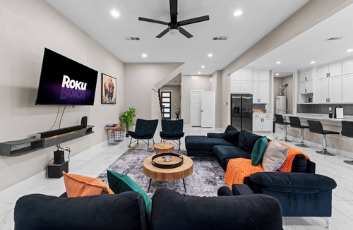 West Dallas House | Luxury 4BR w/Firepit & Fenced Yard Near DT